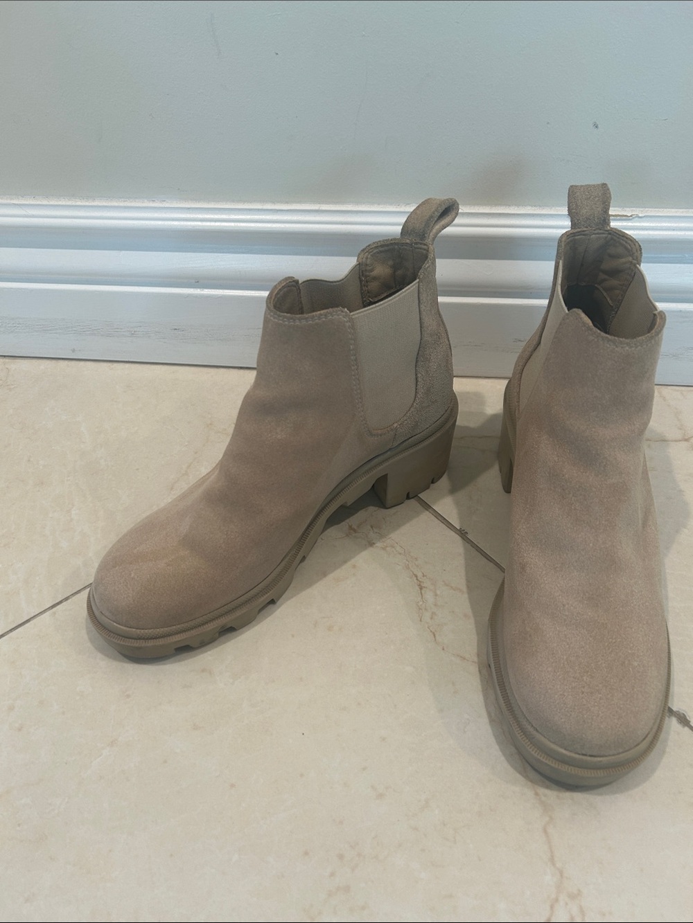 Steve Madden Womenโs Suede Chelsea Lug Boot size 8